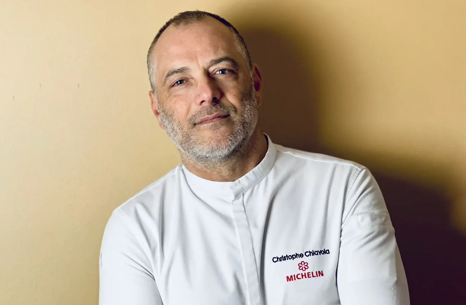 Le chef Christophe Chiavola en veste blanche