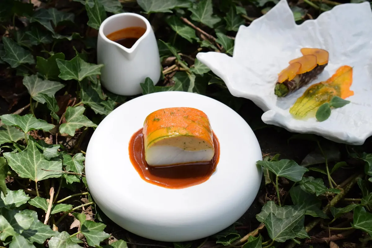 Poisson laqué et sa sauce, feuille de céramique garnie