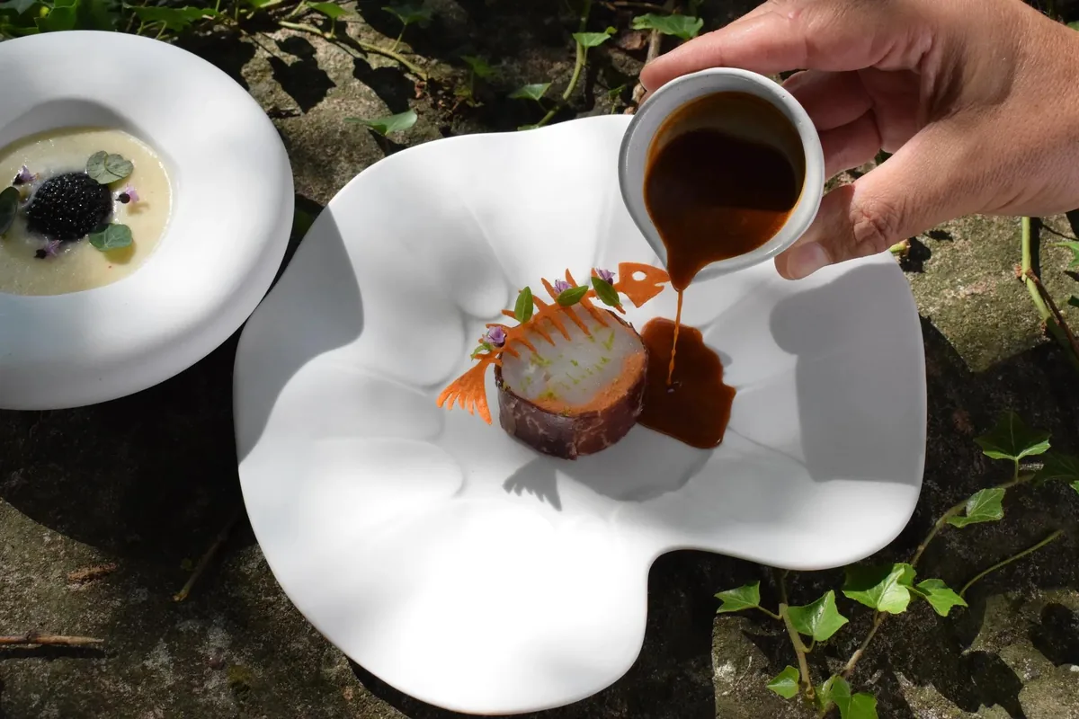 La sauce versée à l'assiette au moment du service