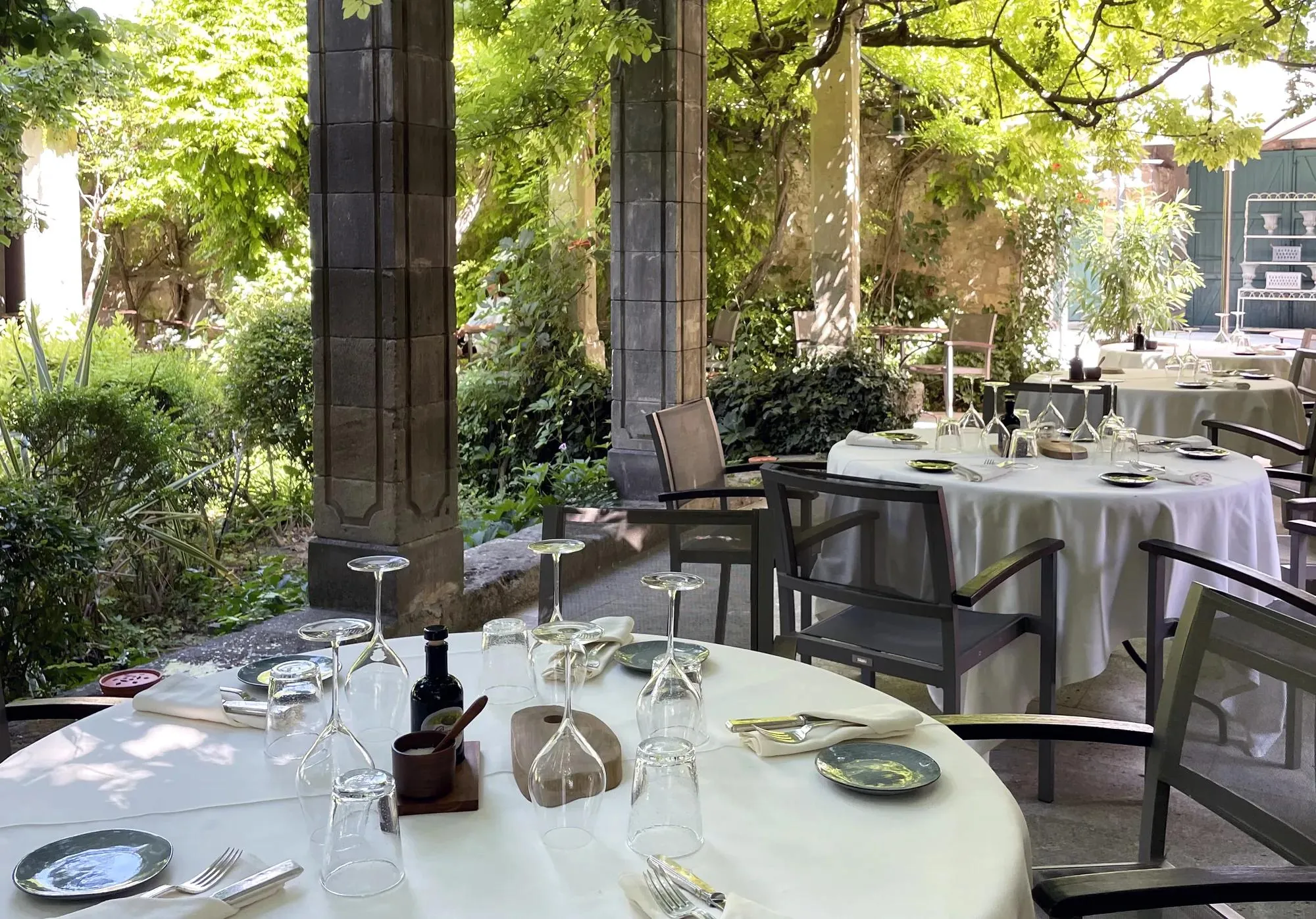 Tables dressées sous les colonnes du cloître pour le déjeuner