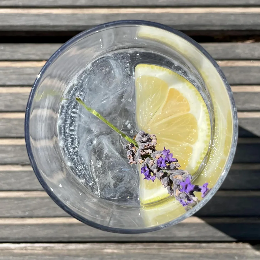 Verre glacé au citron et à la lavande