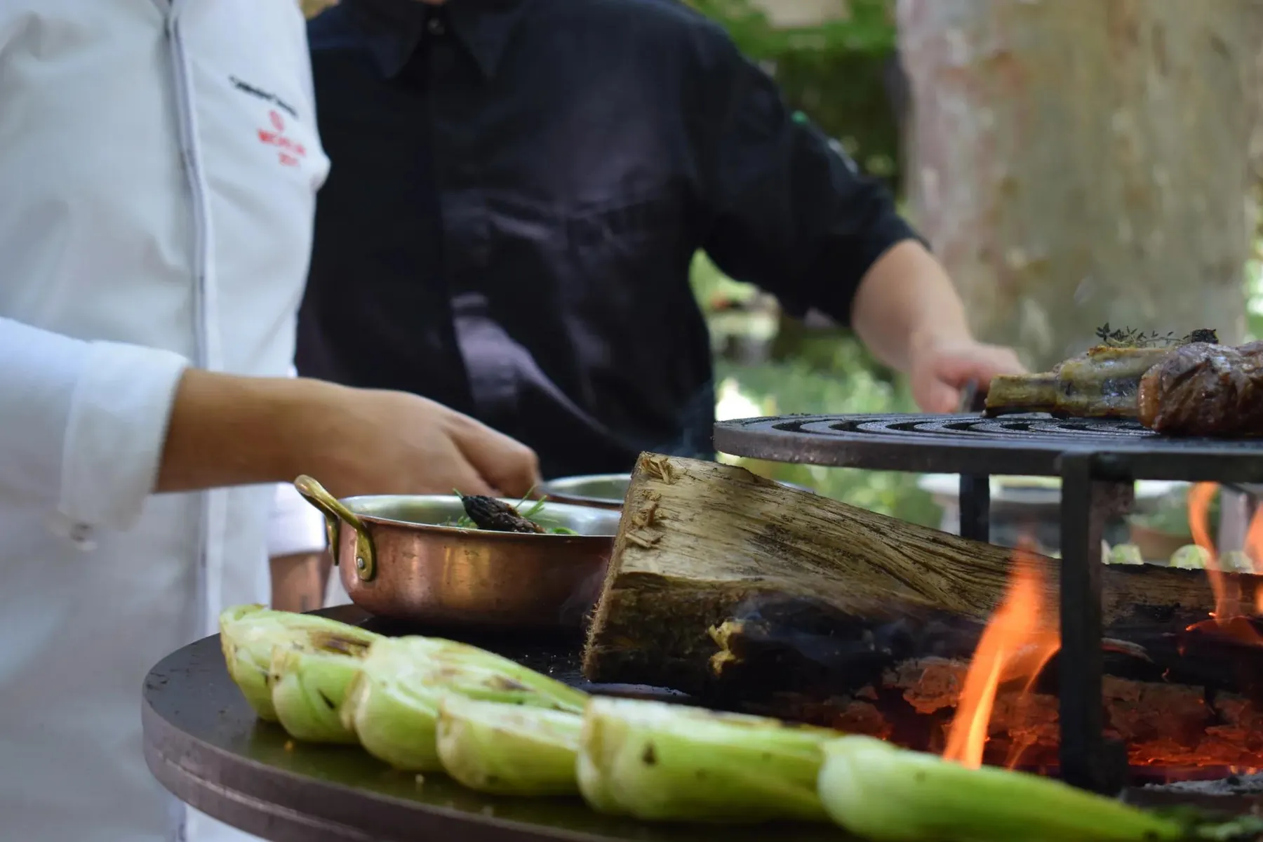 Le chef et sa brigade aux fourneaux, légumes à la braise