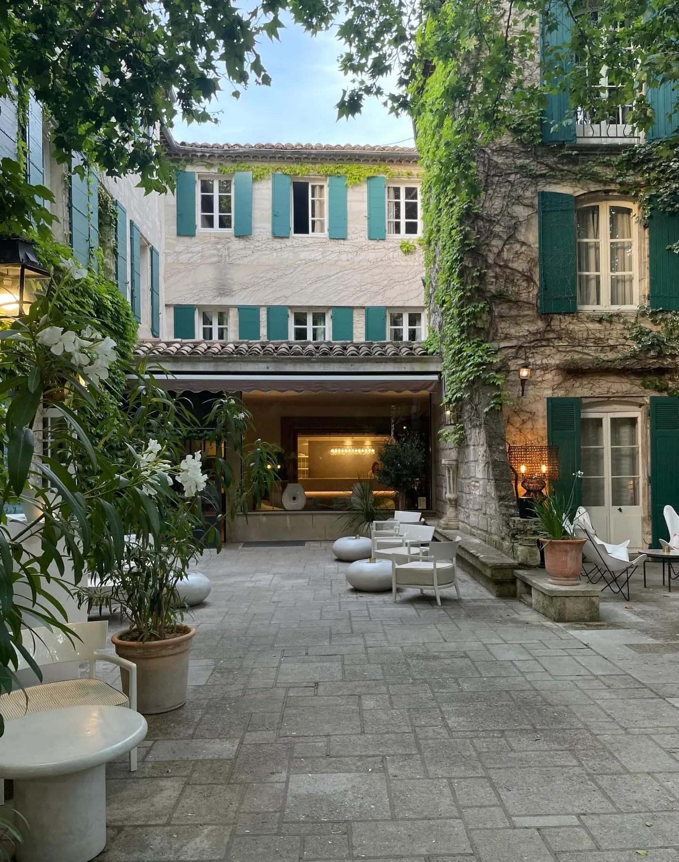 La façade couverte de vigne vierge et la terrasse dressée