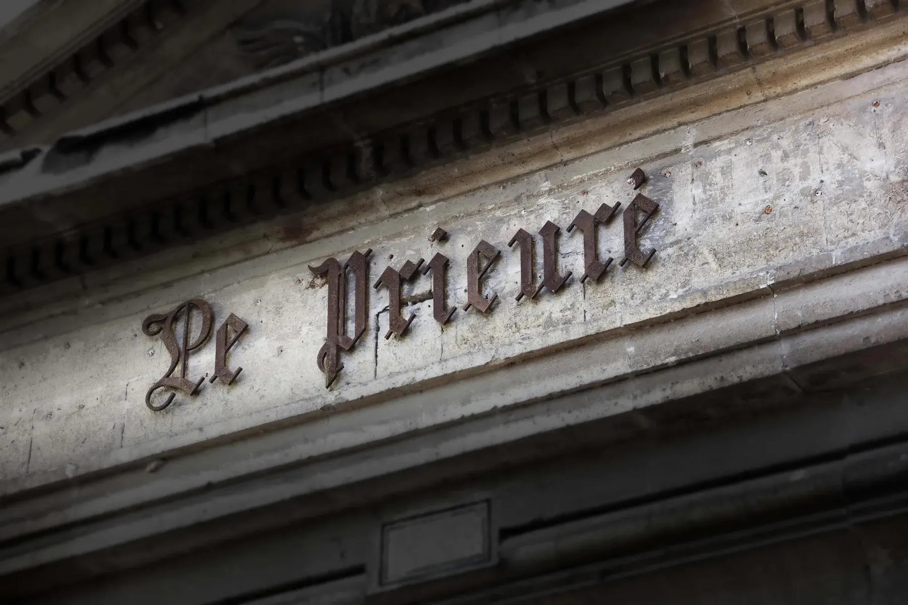 Le nom Le Prieuré gravé dans la pierre