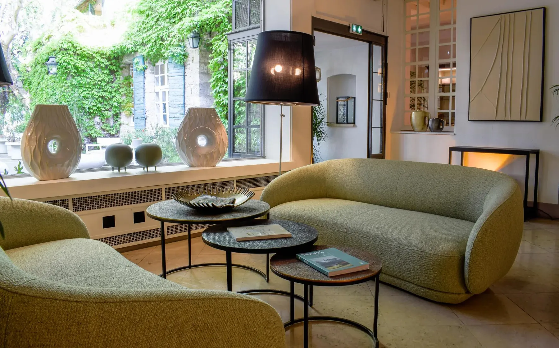 Le salon aux canapés clairs et grande lampe noire