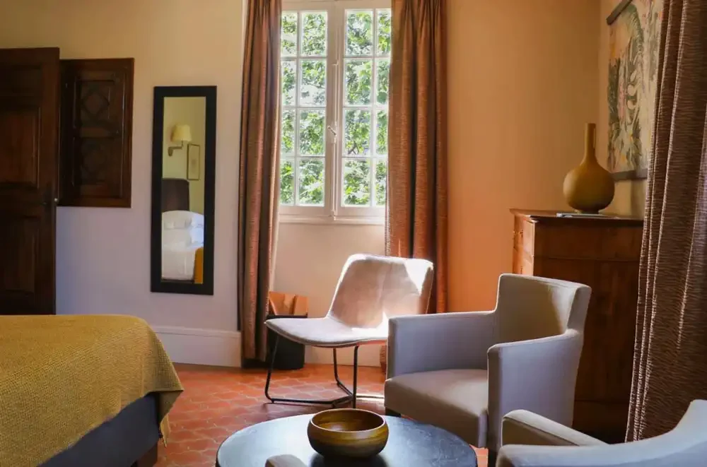 Chambre Classique, fauteuils et fenêtre sur le jardin