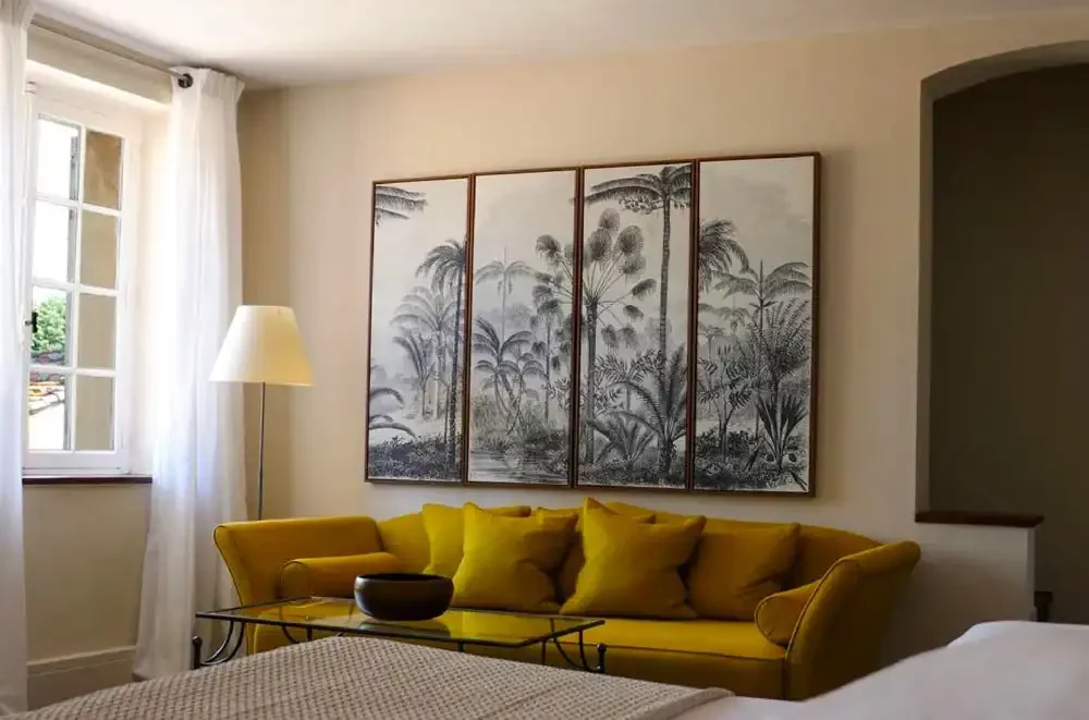 Chambre Luxe, canapé jaune moutarde et panneaux de toile de Jouy
